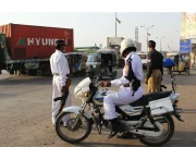 کراچی: ٹریفک قوانین کی خلاف ورزیوں پر کریک ڈاؤن، 1,856 گاڑیاں چالان، 88 ڈرائیور گرفتار