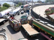 کراچی میں ہیوی ٹرانسپورٹ کیلئے رفتار کی حد 30 کلومیٹر فی گھنٹہ مقرر
