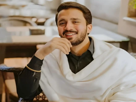 رجب بٹ ان دنوں کئی تنازعوں میں گھرے ہوئے ہیں