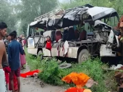 ہندو یاتریوں کی گاڑی مندر سے واپسی پر ٹرک سے ٹکرا گئی؛ 7 بچوں سمیت 12 افراد ہلاک