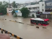 کراچی میں بارش کے بعد پیپلز بس سروس عارضی طور پر بند