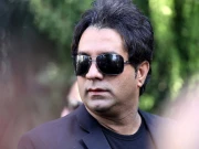 ایران کے مشہور گلوکار کنسرٹ کے دوران دل کا دورہ پڑنے سے انتقال کرگئے