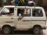 راولپنڈی: ٹریفک اہلکاروں نے ٹیکس جمع نہ کرانے پر اسکول وین بچوں سمیت بند کردی