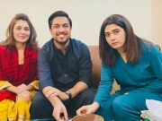 دو بیویوں کے ہمراہ شادی کی سالگرہ منانے پر اقرار الحسن تنقید کی زد میں آگئے