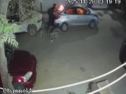 کراچی: گلشن اقبال میں نامعلوم افراد گھر کے باہر کھڑی قیمتی گاڑی کو آگ لگا کر فرار