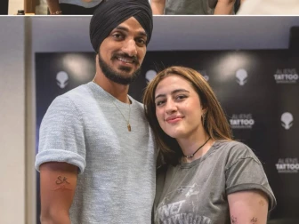 بھارتی کرکٹر اور اداکارہ کا محبت کا منفرد اظہار، ایک دوسرے کی لکھائی میں ٹیٹو بنوا لیے