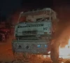 کراچی: کورنگی میں تیز رفتار ڈمپر کی ٹکر سے نوجوان جاں بحق،  مشتعل افراد نے ڈمپر کو آگ لگا دی