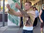 تم لوگوں کو صرف پیسہ چاہیے، جسٹن بیبر پاپرازی پر بھڑک اُٹھے، ویڈیو وائرل 