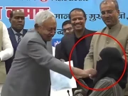 بہار کے وزیراعلیٰ نے تقرری نامہ تقسیم کرنے کی تقریب میں خاتون ڈاکٹر کا نقاب اتارنے کی کوشش