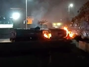 کراچی: جیل چورنگی پر ڈمپر کی ٹکر سے شہری جاں بحق، مشتعل ہجوم نے 5 واٹر ٹینکرز کو آگ لگا دی