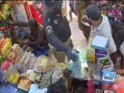 کراچی: مفت شربت کی بوتل لینے والے پولیس افسر کی ویڈیو وائرل، معطلی کا حکم جاری