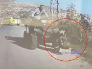 فلسطینی شہری سڑک کنارے نماز پڑھ رہا تھا