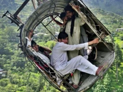 پاکستانی ریسکیو تھرلر ڈاکیومنٹری 'ہنگنگ بائے اے وائر' کانز فلم فیسٹیول کا حصہ بن گئی