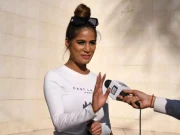 مداح کی اداکارہ پونم پانڈے کیساتھ نازیبا حرکت کی ویڈیو وائرل 