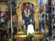 رجنی کانت کو فلمی دنیا میں 50 برس مکمل، مداح نے 5 ہزار سے زائد تصاویر سے مندر سجا دیا