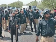 کراچی: نیشنل ہائی وے پر مظاہرین اور پولیس میں جھڑپیں، موبائل نذر آتش