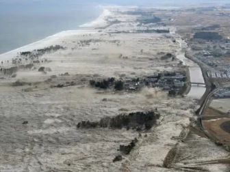 جاپان میں 7.4 شدت کا زلزلہ، سونامی وارننگ جاری