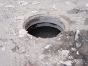 لاہور میں کھُلے مین ہول میں بچی گر گئی