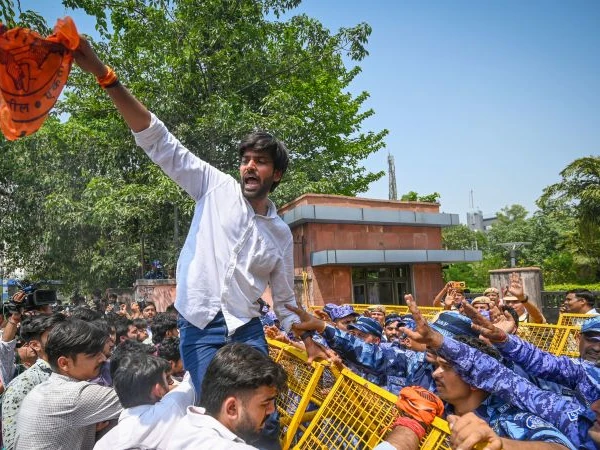 بھارتی نوجوانوں نے مودی کے آلہ کار گودی میڈیا کے گمراہ کن کر