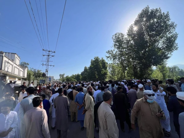 سوات میں گجر برداری پر قاتلانہ حملہ، مظاہرین کا لاشوں کو سڑک