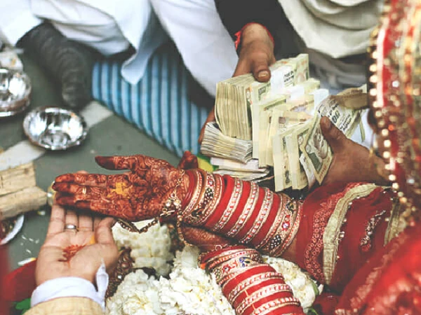 بھارت میں جہیز کا تنازع شدت اختیار کرگیا، دُلہن کا باپ دل کا