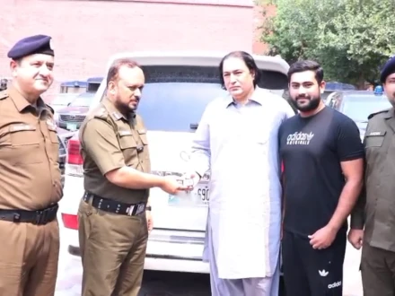 لینڈ کروزر سمیت کروڑوں روپے مالیت کا مسروقہ مال برآمد، اصل مالکان کے سپرد 