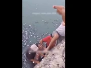 غزہ: فلسطینی نے اپنی جان پر کھیل کر بچی کو ڈوبنے سے بچا لیا، ویڈیو