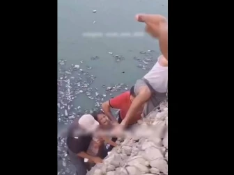 غزہ: فلسطینی نے اپنی جان پر کھیل کر بچی کو ڈوبنے سے بچا لیا، ویڈیو