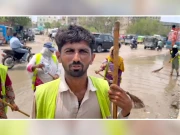کراچی میں اربن فلڈنگ؛ جدید مشینری غائب، بارش کا پانی جھاڑو پوچے سے نکالا جانے لگا