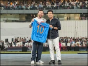 میسی کی سچن ٹنڈولکر سے ملاقات، تحفے میں کیا دیا؟