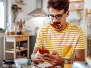 کھانے کی عادات میں خرابی اور سوشل میڈیا کا تعلق سامنے آگیا