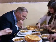 ویڈیو: امریکی سفیر ڈونلڈ بلوم لاہور کے دیسی ناشتے کے دیوانے ہوگئے