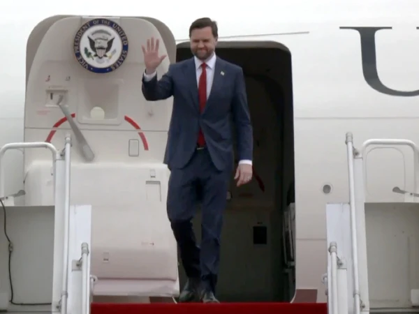 نائب صدر کی قیادت میں امریکی وفد اسلام آباد پہنچ گیا، نائب وزیراعظم اور فیلڈ مارشل نے استقبال کیا