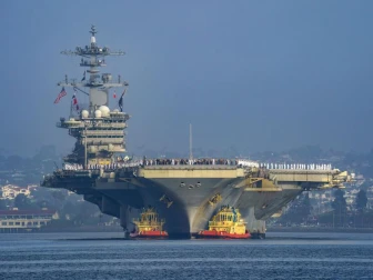 امریکی طیارہ بردار بیڑہ ایرانی ساحل کے قریب پہنچ گیا، خطے میں خطرے کی گھنٹی