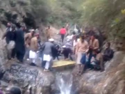 ایبٹ آباد؛ گاڑی گہری کھائی میں جاگری، طالبات سمیت 6 افراد جاں بحق، ویڈیو سامنے آگئی