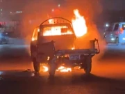 کراچی، نمائش سگنل کے قریب سوزوکی پک اپ جل کر خاکستر