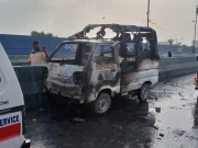 کراچی، بنارس پل پر سوزوکی میں اچانک آگ بھڑک اٹھی، ایک شخص جھلس کر زخمی