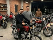 موٹر سائیکل پر گھومنے والے ویرات کوہلی اور ایم ایس دھونی، ویڈیو وائرل