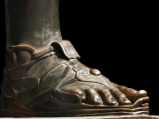 جوتے سب سے پہلے کس نے ایجاد کیے؟