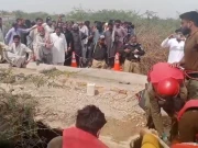 کراچی؛ پانی کی سپلائی لائن میں گرنے والے باپ بیٹا کو ریسکیو کرلیا گیا