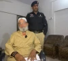 کراچی: مسجد میں نمازی بن کر گاڑیاں چرانے والا 57 سالہ ضعیف کار لفٹر گرفتار