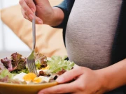 حاملہ خواتین کیلئے 5 ضروری غذائیں اور 5 جن سے اجتناب کریں