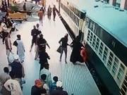 جلدبازی میں چلتی ٹرین میں سوار ہونے کی کوشش خاتون کو مہنگی پڑ گئی