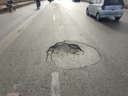 کراچی: ناتھا خان پل پر ایک مرتبہ پھر گڑھا پڑ گیا