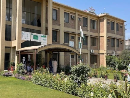 پشاور میں محکمہ تعلیم کا ملازمین کو سیاسی سرگرمیوں سے روکنے کے لیے ڈی ای اوز کو خط