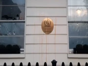 لندن؛ انتہا پسند بھارتیوں کا پاکستان ہائی کمیشن پر حملہ، عمارت کے شیشے ٹوٹ گئے