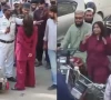 کراچی؛ رکشے کی ٹکر پر خاتون آپے سے باہر، ٹریفک معطل، ویڈیو وائرل