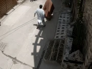 پشاور؛ خاتون کے ساتھ نازیبا حرکت کرنے کی فوٹیج سامنے آگئی