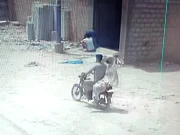 کراچی؛ شوہر کے ساتھ موٹرسائیکل پر جانے والی خاتون کے قتل کی فوٹیج سامنے آ گئی