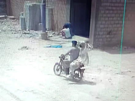 کراچی؛ شوہر کے ساتھ موٹرسائیکل پر جانے والی خاتون کے قتل کی فوٹیج سامنے آ گئی